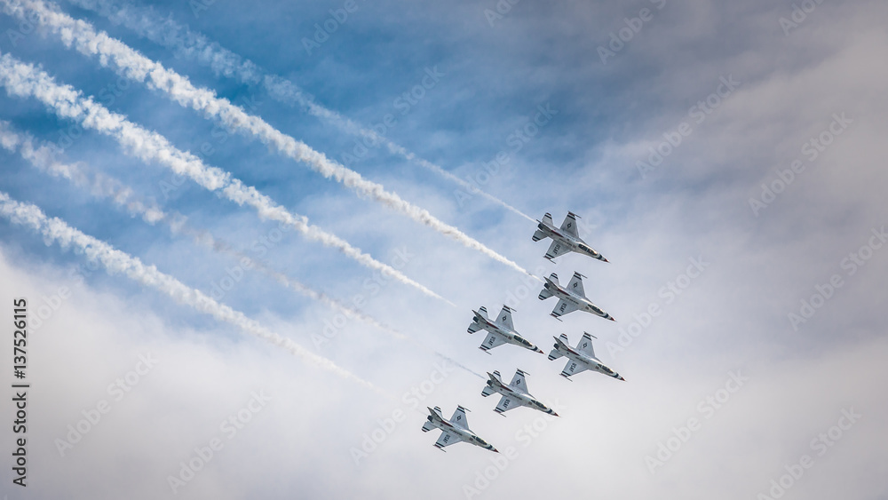 USAF Thunderbirds with smoke trails - obrazy, fototapety, plakaty 
