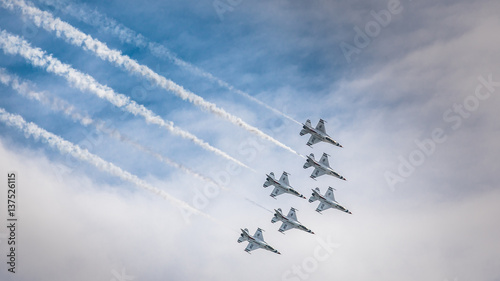 Cuadros en Lienzo USAF Thunderbirds with smoke trails