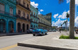 Amerikanischer blauer Oldtimer fährt an der historischen Häuserfront der Hauptstrasse vorbei in Havanna Kuba - Serie Kuba Reportage