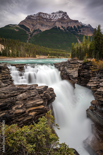 athabasca-falls-piekne-wodospady-w-kanadzie-z-widokiem-na-gory