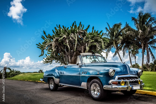 Plakaty Kuba   hdr-klasyczny-niebieski-amerykanski-kabriolet-zaparkowany-przy-polu-golfowym-w-varadero-na-kubie-series