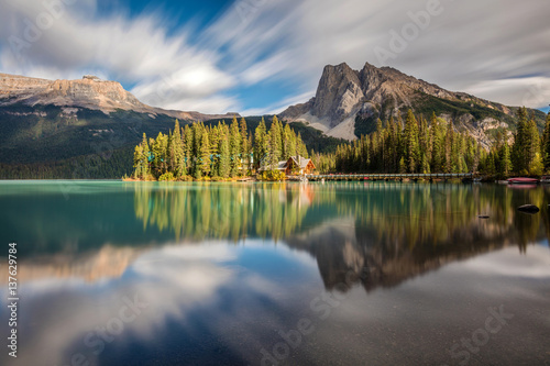 Emerald Lake with Emerald Lake Lodge on the little island in Yoho National Park, British Columbia Tablou Canvas