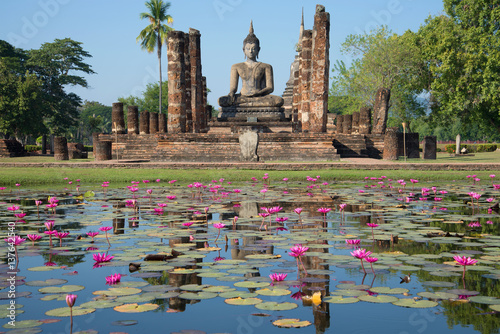Fotografie, Obraz Water landscape with ruins of the ancient Buddhist temple of Wat Chana Songkram