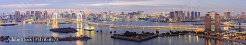 Obraz na płótnie Tokio linia horyzontu z Tokio wierza i tęcza mostem