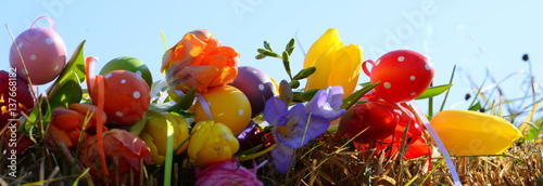 bunter Ostergruß, bunter Strauß aus Tulpen, Ranunkeln und Freesien mit verschiedenfarbigen