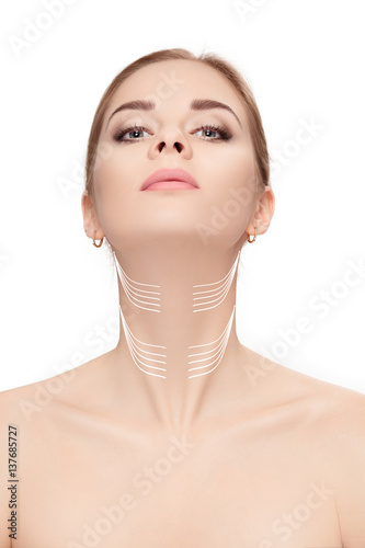 Foto  woman with arrows on face over white background. neck lifting co