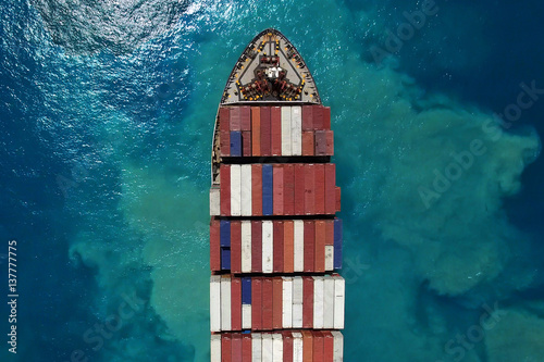 Plakat Mega kontenerowiec na morzu - widok z góry na dół ptaka