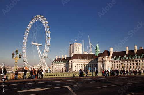 Fotomural LONDON, UK - JANUARY 26, 2017: The EDF Energy London Eye next to the river Thame