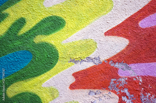 sztuka-graffiti-zielone-zolte-i-czerwone-barwy