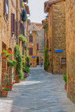Fototapeta Na drzwi - Beautiful narrow alley with traditional historic houses at Pienza city