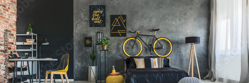 hipsterski-apartament-w-stylu-studio-z-rowerem-na-scianie