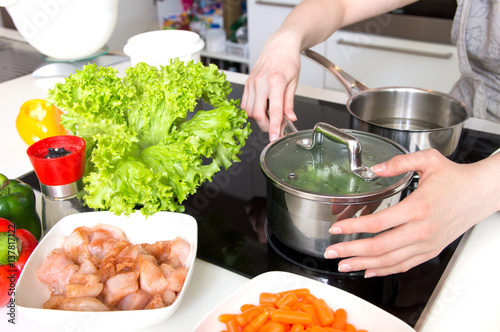 Zdjęcie XXL Kobieta przygotowuje zdrowy posiłek w nowoczesnej kuchni. Koncepcja zdrowego odżywiania.