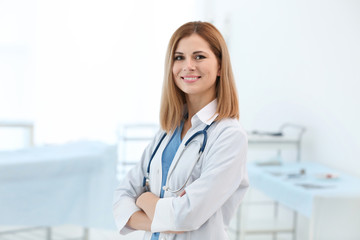 Canvas Print - Beautiful doctor with stethoscope in modern clinic