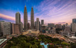 Skyline im Aufbau in Kuala Lumpur nach Sonnenuntergang