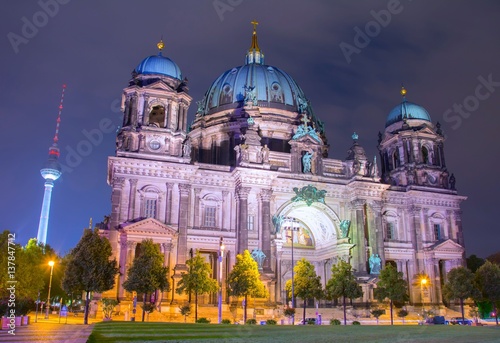 widok-nocny-na-katedre-ewangelicka-posrod-drzew-i-wieze-telewizyjna-w-tle