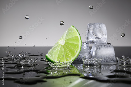 Zdjęcie XXL Wapno z kropli wody i kostek lodu