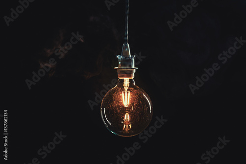 Fotomural Vintage edison lightbulb on dark background