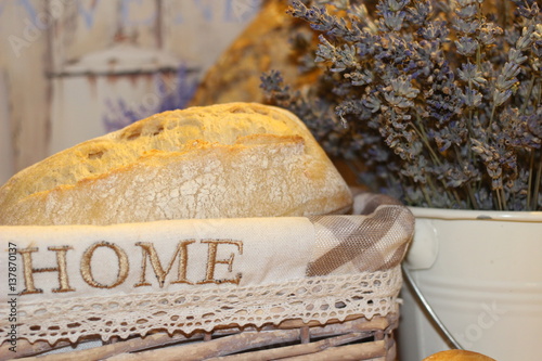 domowy-chleb-w-koszyku-z-napisem-home