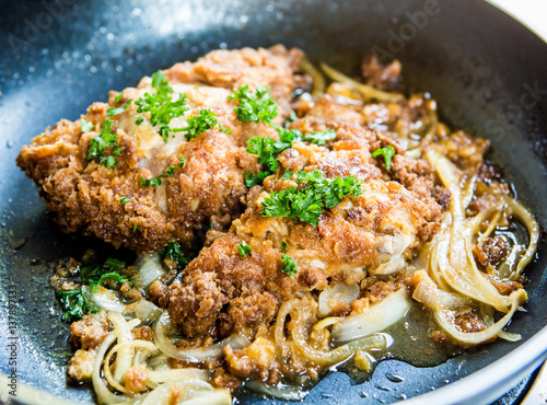 Fotografía frying chicken milanese in pan