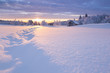 canvas print picture - Winterlandschaft im goldenen Sonnenlicht mit einer kleinen Holzhütte im Hintergrund