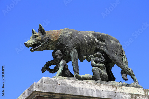 Valokuva she-wolf suckling Romulus and Remus, the city wall in Siena, Tuscany, Italy