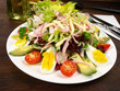 Gemischter Salat mit Schinken, Käse, Ei und Avocado