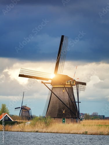 Photo Windmills against cloudy sky at sunset in famous Kinderdijk, Netherlands