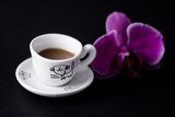 Fototapeta Storczyk - kawa w małej filiżance na ciemnym tle