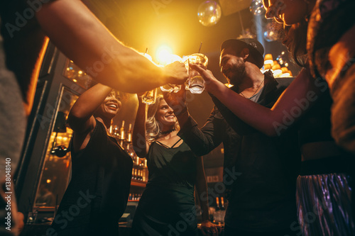 Fotomural Group of friends enjoying drinks at bar