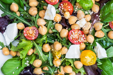  Healthy Salad with Chickpeas like Caprese