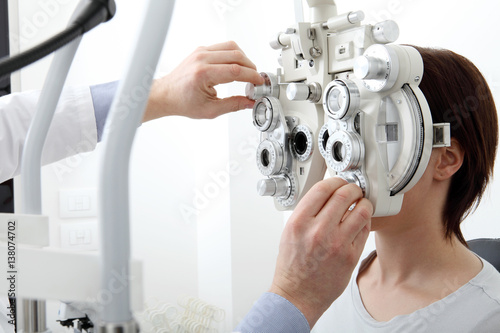 Fotografía woman doing eyesight measurement with optical phoropter
