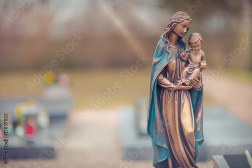 Cuadros en Lienzo Friedhof mit Maria und Jesus Kind