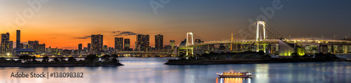 Plakat Panorama widok Tokio miasto i tęcza most przy półmrokiem synchronizujemy, Japonia