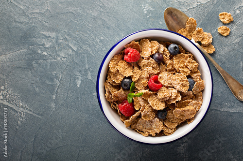 Cuadros en Lienzo Multigrain healthy cereals with fresh berry