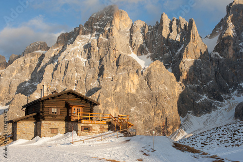 Fotografie, Obraz Schronisko Baita Segantini przed masywem Pale di San Martino di Castrozza, Dolom