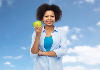 Canvas Print - happy african american woman with green apple