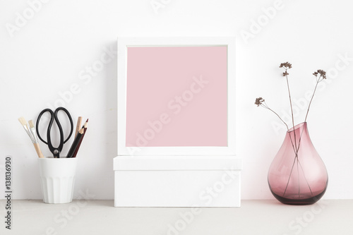 Obraz Dibond White frame and plant on shelf mock up.