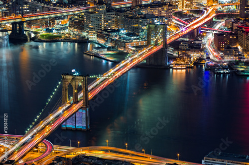 widok-z-lotu-ptaka-na-brooklyn-bridge-noca-w-nowym-jorku-miasto-pelne-swiatel