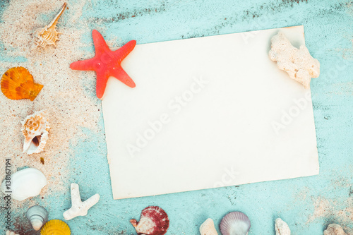 Stampa su Tela Summer background - Blank old paper with starfish, shells, coral on wood table background