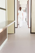 © M.Dörr & M.Frommherz - Arzt und Krankenschwester laufen durch den Gang im Krankenhaus