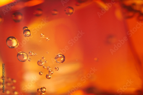 Fotografia cola with ice cubes