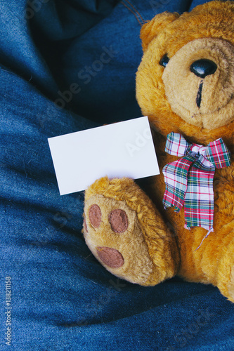 Osito de peluche con una tarjeta en blanco Poster