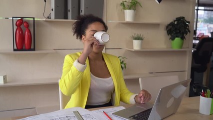 Aufkleber - Young professional lady working with computer drinking tea.