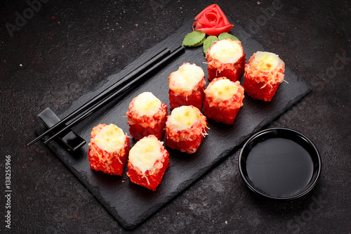 osiem-grilowanych-sushi-rollsow-z-wassabi-i-imbirem-ulozonym-w-ksztalt-kwiatu-rozy