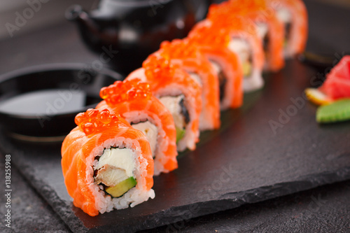 uramaki-z-serkiem-philadelphia-awokado-i-kawiorem-podane-z-sosem-sojowym-i-herbata