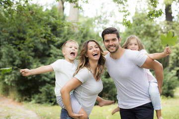 Poster - Familie hat freude zusammen in der Natur 