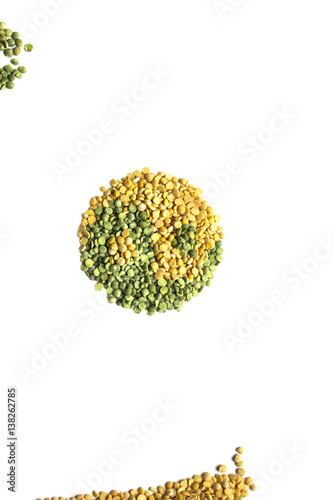 Zdjęcie XXL Yin i Yang wykonane z zielonej i żółtej suszony groch izolowane
