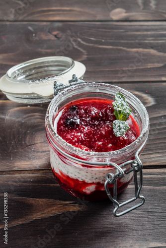 jagodowy-deser-podany-w-sloiku-typu-weck