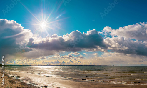 Pinturas sobre lienzo  sea beach with blue sky and snow