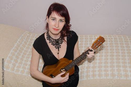 Fotografía Ritratto di una giovane musicista che suona l'ukulele